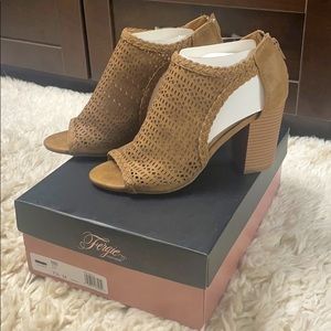 FERGIE Henley Sand Booties